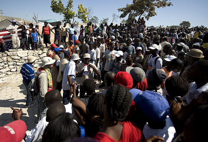 800px-Red_Cross_aid_distribution_in_Port-au-Prince_2010-01-25_2